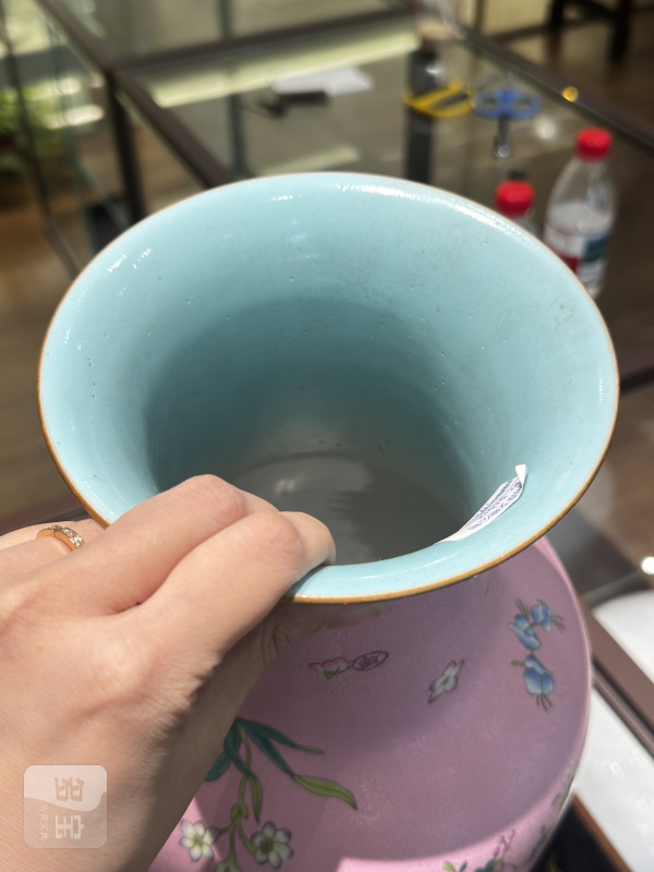 清 胭脂红轧道花卉纹瓶 - 图5